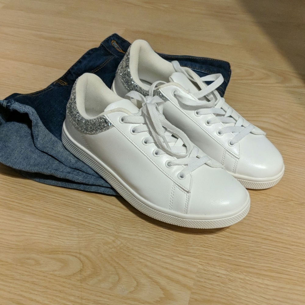 Casual sneakers